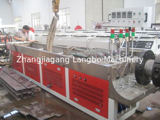 آلة تصنيع أربعة أنابيب PVC متينة ببرغي مزدوج سعة 250 كجم / ساعة / 350 كجم / ساعة