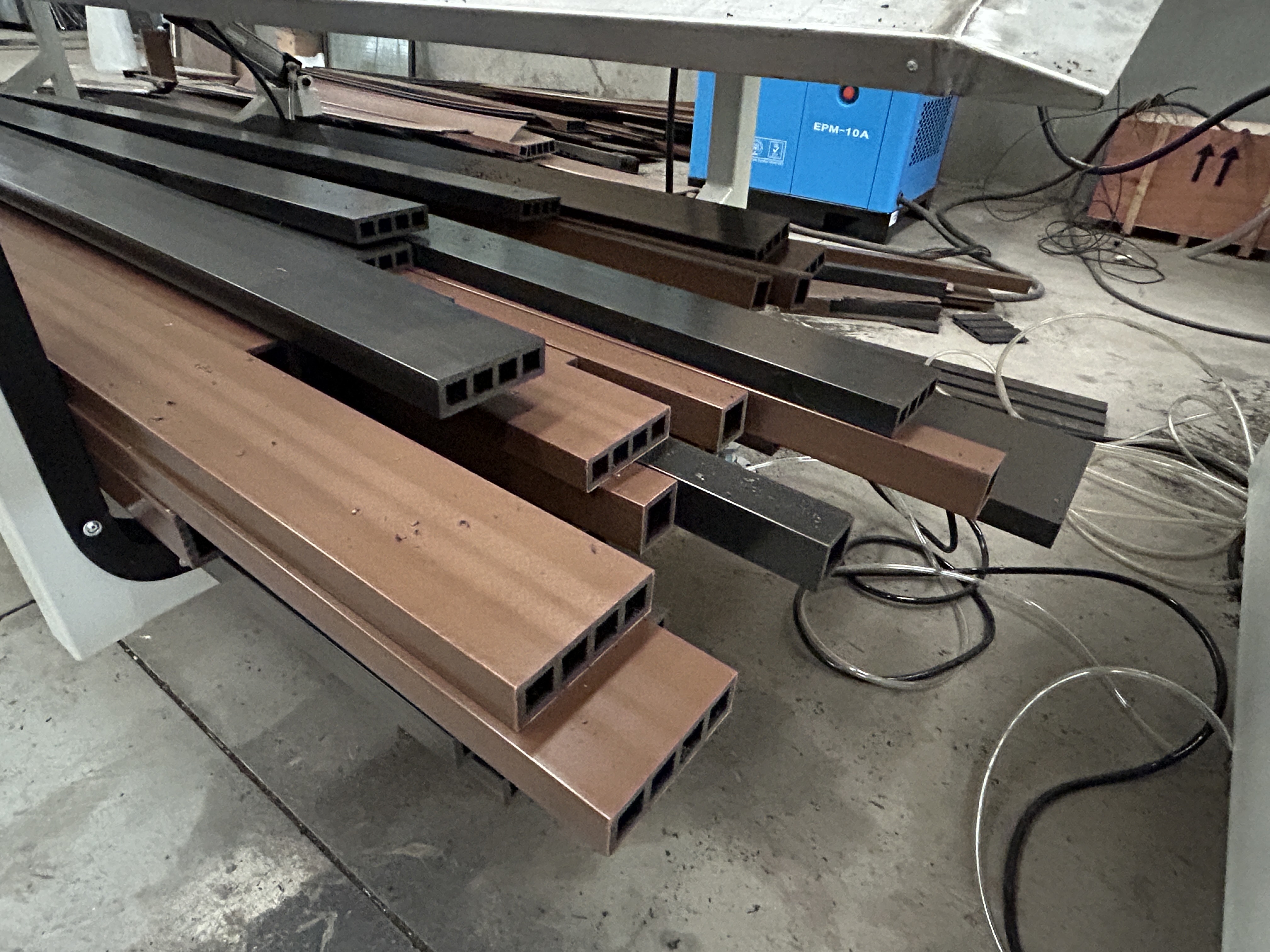 أحدث حالة شركة حول Building a WPC Decking Manufacturing Solution for Outdoor Flooring Applications in Romania