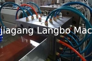 خط بثق الملف الشخصي الخارجي WPC المنقوش 400KG / H 75KW