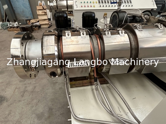 80/173 خط بثق الأنبوب المخروطي المزدوج اللولب PVC بإخراج 600 كجم / ساعة