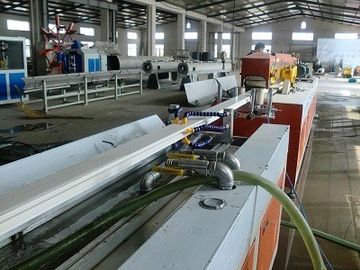 350 كجم / ساعة سعة آلة طحن PVC لخط تصنيع ملفات تعريف البلاستيك مع المواد الخام PVC المضافات