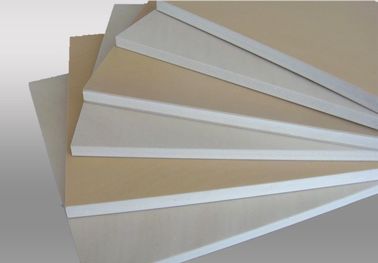 خط إنتاج ألواح السقف PVC آلة طحن تلقائية لتصنيع ألواح البلاستيك