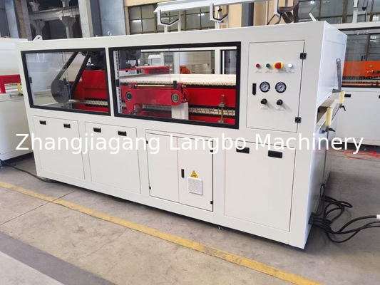 محرك تصنيع محرك تصنيع محطات PVC 1200mm محطات PVC السقف خط إنتاج مع آلة التعامل التلقائي