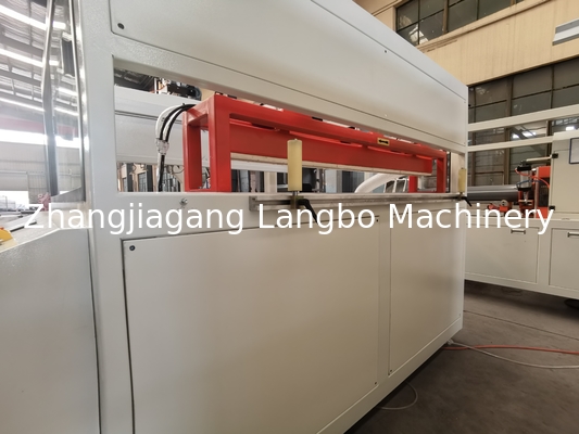 محرك تصنيع محرك تصنيع محطات PVC 1200mm محطات PVC السقف خط إنتاج مع آلة التعامل التلقائي