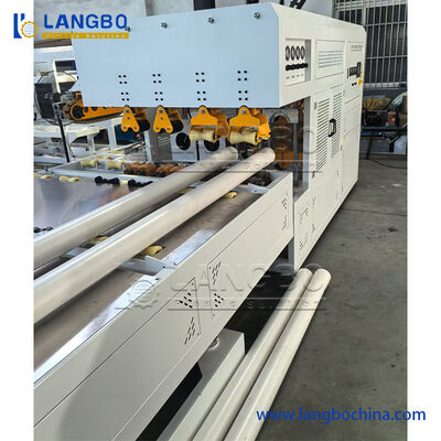 آلة تصنيع الأنابيب البلاستيكية الأوتوماتيكية بقدرة 800 كجم / ساعة