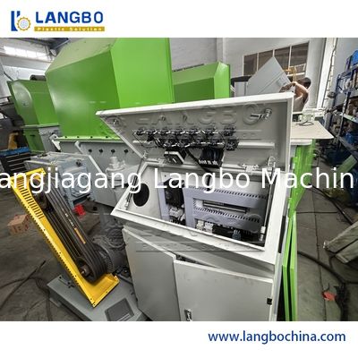 آلة تمزيق البلاستيك الكبيرة ذات العمود الواحد لتكسير منصات نفايات دلو البولي إيثيلين عالي الكثافة (HDPE) وخزانات البلاستيك الكبيرة