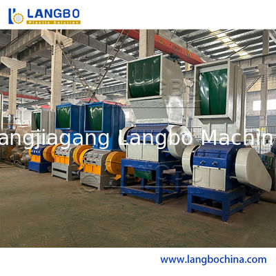 كسارة / مفرمة بلاستيك أوتوماتيكية بمحرك بقوة 37 كيلو واط وبسعة 100-500 كجم/ساعة لإعادة التدوير الفعالة