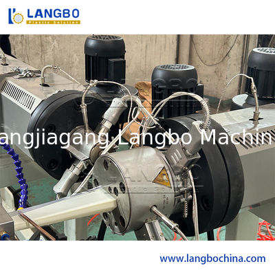 خط إنتاج بثق شرائط الأسعار البلاستيكية، آلة صنع حامل علامات الأسعار من مادة PVC، جهاز بثق ملفات PVC