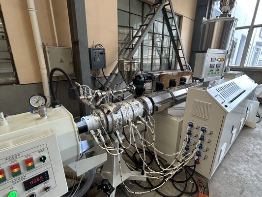 خط إنتاج بثق أنابيب البولي إيثيلين عالي الكثافة والبولي بروبيلين عالي الكثافة لتوريد المياه والغاز والنفط، آلة بثق ببرغي مفرد لصناعة الأنابيب