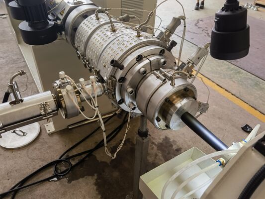 خط إنتاج بثق أنابيب البولي إيثيلين عالي الكثافة والبولي بروبيلين عالي الكثافة لتوريد المياه والغاز والنفط، آلة بثق ببرغي مفرد لصناعة الأنابيب