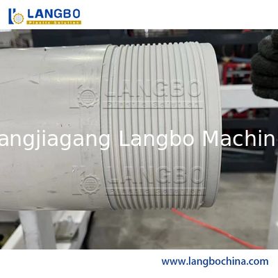 آلة CNC التلقائية للأنابيب للأنابيب من 16-630 ملم من PVC مع محرك طحن مزدوج ويتم تشغيلها تلقائيًا بالكامل