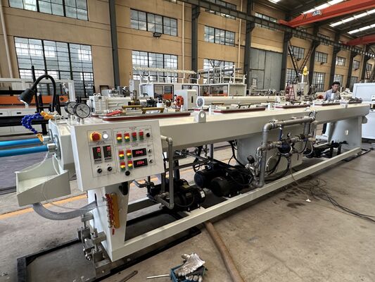 PLC الشاشة الملموسة لقطب PVC خط طحن الأنابيب مزدوج المسمار أنابيب صنع آلة