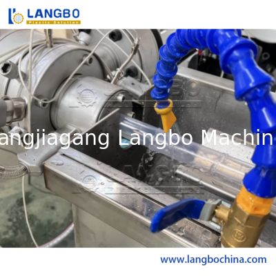 آلة تصنيع أنابيب الحديقة من الفي بي سي من ألياف الفي بي سي آلة أنابيب الحديقة من ألياف الفي بي سي لينة