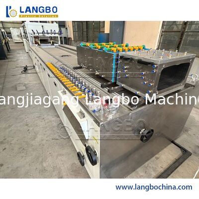 البلاستيكية عالية الجودة ملف تعبئة PVC محفوفة محفوفة WPC الأرامل أسطوانة الأبواب الأرضيات PP PE PC خط إنتاج الشريط الختم الأجوف