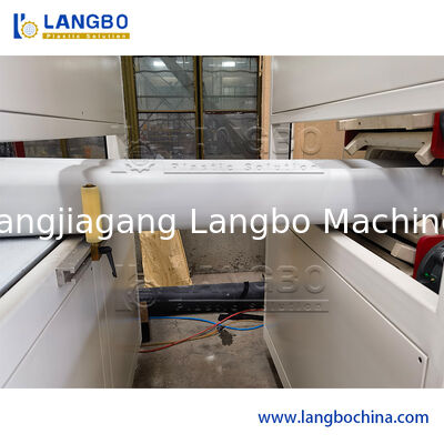 خط إنتاج بثق ملف أرضيات المبارزة الخشبية البلاستيكية PE PP المستخدمة في الأرضيات الداخلية أو الخارجية / الأسوار / الصواني