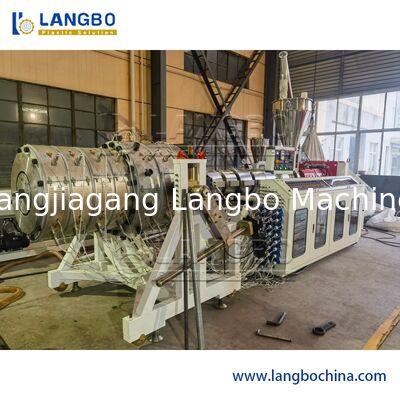 آلة بثق أنابيب الصرف الصحي البلاستيكية المصنوعة من مادة PVC، آلة صنع الأنابيب المموجة بالبثق