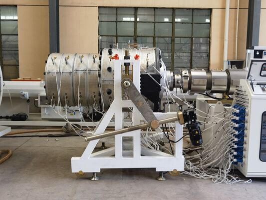 مصنع آلة تصنيع البلاستيك UPVC المتقدمة ذات القطر الكبير 400-710 مم في الصين