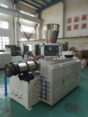 ارتفاع الناتج PVC آلة بثق الأنابيب ، بولي كلوريد الفينيل خط إنتاج خط مزدوج برغي 80kg / H