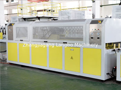 خط بثق الملف الشخصي PVC المقاوم للحريق 55KW WPC خط إنتاج لوحة الحائط