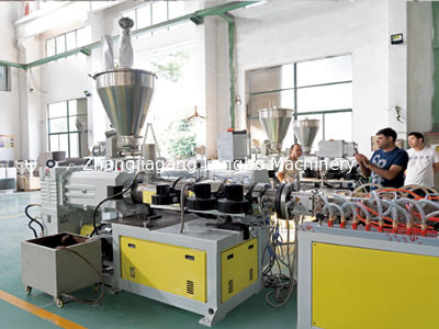 خط بثق الملف الشخصي PVC المقاوم للحريق 55KW WPC خط إنتاج لوحة الحائط